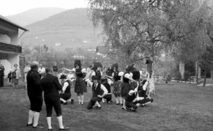 Untermünstertal: Untermünstertäler Trachtengruppe tanzt