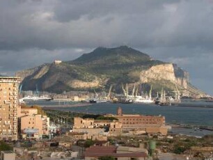 Der 606 m hohe Monte Pellegrino, davor der Fährhafen von Palermo