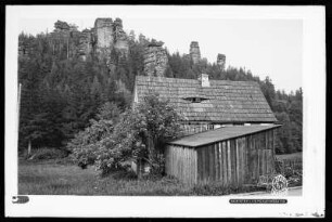 Blick auf Haus mit Schuppen mit Daxenstein und Mühlenwächter