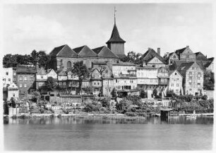 Marienburg/ Westpreußen (heute Zamek w Malborku). Ansicht der Vorburg der im 13. Jahrhundert in Backsteingotik errichteten mittelalterlichen Ordensburg des Deutschen Ordens über den Nogat gesehen. Im Vordergrund Wohnbauten