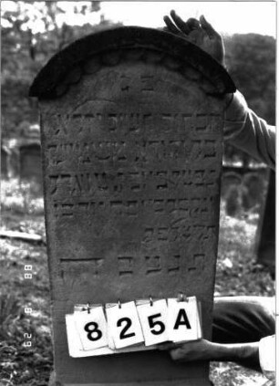 Grabstein 825 (Index: 100099400) Maße HxBxT: 107x43x9 cm: Grabstein 825A