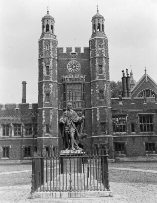 Eton College : Eton College. Innenhof mit der Statue des Gründers der Schule Heinrich des VI.