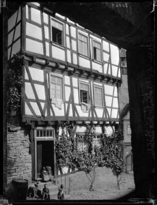 Fachwerkhaus, Meyer und Klenk, Klostergasse 10, Vorderansicht nach der Restaurierung