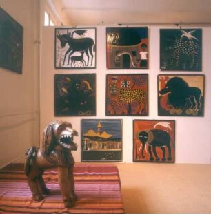 Bayreuth. IWALEWA-Haus. Afrikazentrum. Ausstellungsraum. Geschnitzter Hund aus Tansania