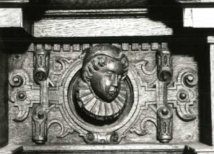 Weiblicher Kopf mit Haube
