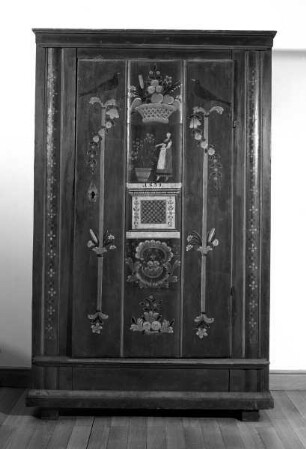 Schrank mit stehender Frau, Blumen und zwei Amseln