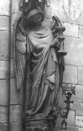 Freiburg im Breisgau, Unserer Lieben Frau, Inneres, Mittelschiff, südl. Westwand, inneres Westportal, südl. Arkadenpfeiler: Leuchterengel
