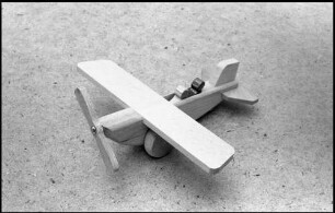 Freiburg: Holzspielzeug, Flugzeug