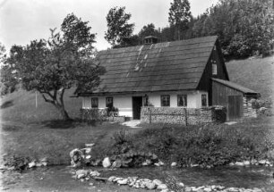 Haus mit Schieferdach : Ein Haus an einem Fluss in Neugersdorf.