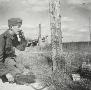 Ich bei einer Fernsprech-Reparatur, Leitung-Flicken. Russland, 1943