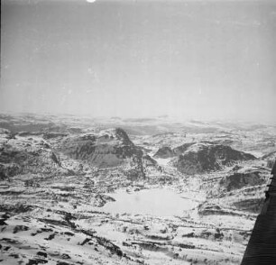 Luftbildaufnahme einer Gebirgslandschaft : Bergspitzen eines Gebirgsmassivs.