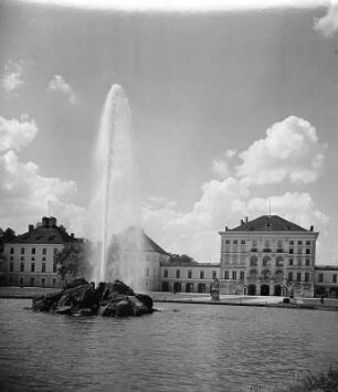 München-Nymphenburg. Schloss Nymphenburg (1664 /1675, 1702/1704, 1715; A. Barelli, G. A. Viscardi, J. Effner). Ansicht über den Schloßteich mit Springbrunnen