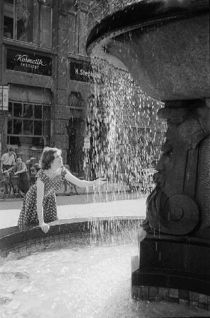 Renate Rössing am Lipsia-Brunnen