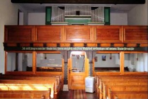 Kircheninnenraum: Blick zur Orgel und Empore