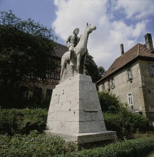 Bad Langensalza. Reiterstandbild & Denkmal für gefallene Soldaten des thüringischen Ulanenregiments Nummer 6. Übereckansicht