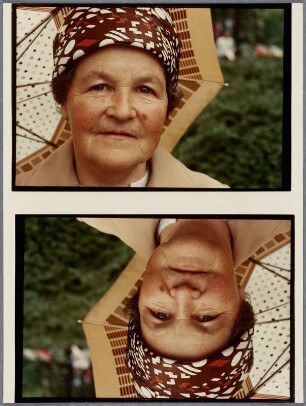 Frau mit Kopftuch und Regenschirm, Buxtehude