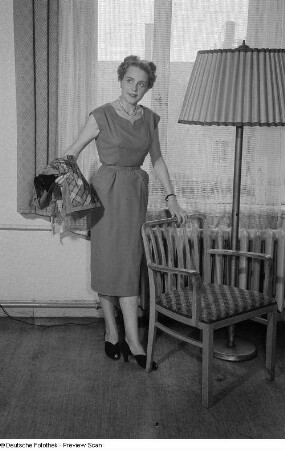 Eine Frau präsentiert Damenbekleidung