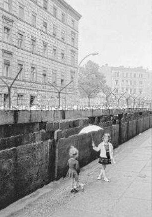 Kinder an der Berliner Mauer