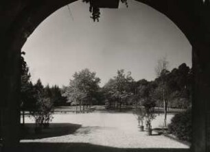 Hakeburg (Wohnsitz des Reichspostministers), Kleinmachnow: Blick durch ein Tor in den Garten