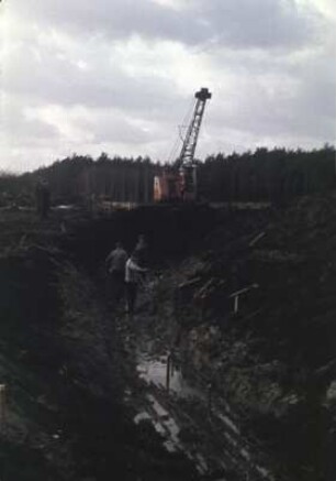 Universalbagger KM 251 (VRP) beim Grabenbau