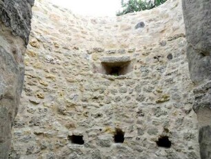 Soisdorf-Nordost-Rundturm - Innen nach Nordosten-Balkenlöcher und obere Schießscharte (liegende Büchsenscharte)