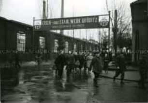 Arbeiter verlassen das Stahlwerk Gröditz