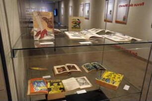 Ausstellung "Zeitgeist im Oktavformat. Illustrierte Magazine der 20er Jahre". 14.09.2013-19.11.2913. Vitrine "Revue des Monats" und "Das Kriminal-Magazin"