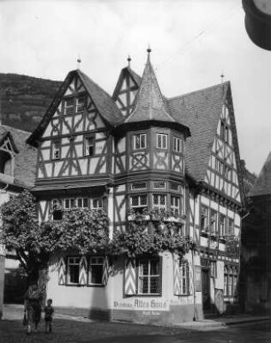 Bacharach, Am Markt 61. Gasthaus "Altes Haus" (1568). Eckansicht