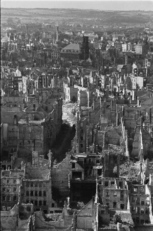 Enttrümmerung im Stadtkern : Dresden-Altstadt. Blick vom Rathausturm über Annenkirche