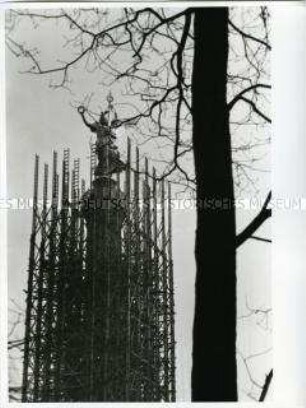 Die eingerüstete Berliner Siegessäule bei der Umsetzung auf den Großen Stern