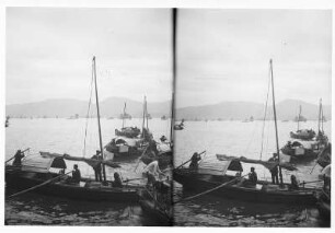 Hongkong?: Fischerboote (?) und Segelschiffe. Einheimische Fischer in ihren Sampanbooten, am Horizont vielzählige Segelschiffe vor der Küste