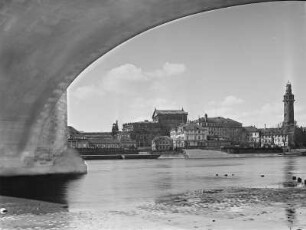 Dresden. Augustusbrücke. Blick durch einen Brückenbogen über die Elbe gegen Italienisches Dörfchen, Opernhaus, Bellevue und Heizkraftwerk
