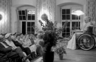 Freiburg: Zenta Maurina; auf dem Podium; im Rollstuhl