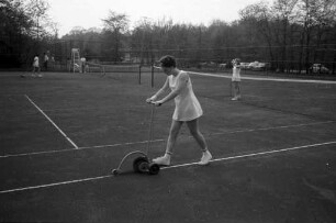 Vorbereitung der Tennisplätze des Männerturnvereins Karlsruhe (MTV) für die Sommersaison.