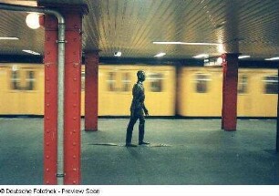 Plastik in einem U-Bahnhof
