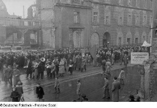 Demonstrationszug und Blaskapelle der Feierlichkeiten zur Revolution 1848