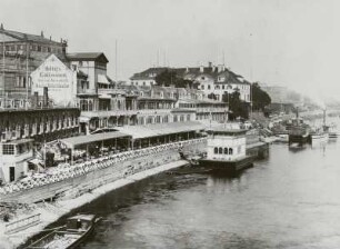 Dresden-Altstadt. Helbig's Etablissement und Hotel Bellevue, am Ufer Anlegestellen. Blick von der Augustusbrücke nach Westsüdwest