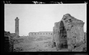 Ruine (eines Brunnengebäudes?), Gebäude mit Wachturm