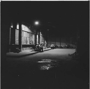 Anhalter Bahnhof mit wartenden Reisenden vor geschlossenen Fahrkartenschaltern : Berlin bei Nacht. Anhalter Bahnhof am Askanischen Platz mit wartenden Reisenden vor geschlossenen Fahrkartenschaltern