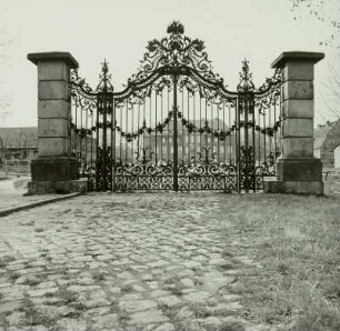 Portal mit schmiedeeisernem Gitter : Armbrüster, Frankfurt/Main
