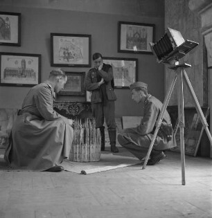 Hans-Adalbert von Stockhausen (links), Carl Albiker (Mitte) und Franz Prinz zu Sayn-Wittgenstein (rechts) beim Betrachten des spätmittelalterlichen Chormodells von Saint-Ouen im Musée des Antiquités in Rouen (Aufnahme im Rahmen der Fotokampagne im besetzten Frankreich)