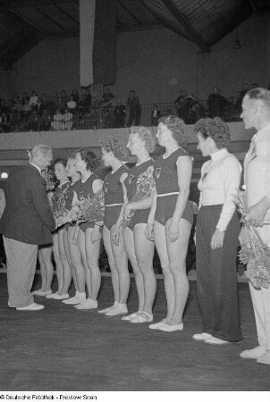 Riege der DDR-Turnerinnen beim Länderkampf DDR-Polen in der Messehalle 10
