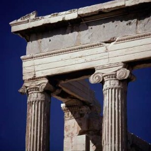 Athen, Akropolis, Erechtheion, Kapitelle und Gebälk der ionische Säulen der Nordhalle