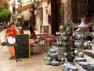 Geschäft mit typischen andalusischen Töpferwaren und Straßenrestaurant, in der Altstadt