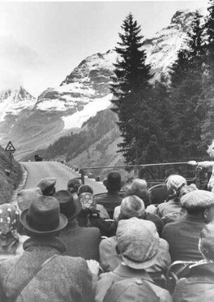 Österreich. Alpen. Touristen während einer Alpenrundfahrt. Sie fahren mit einem offenen Bus