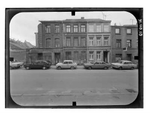 Wismar-Altstadt, Bademutterstraße. Wohnhäuser mit Laden. Straßenfront
