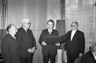 Verleihung der Ehrenmedaille der Stadt Karlsruhe an die Stadtratsjubilare Johann Volm, Fritz Meinzer und Karl Schwarz
