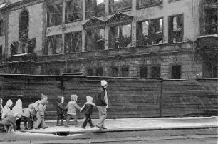 Kindergartengruppe an der Ruine des Residenzschlosses