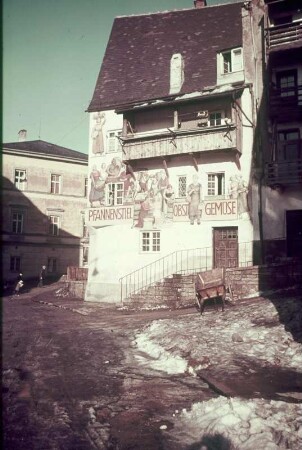 Landsberg am Lech. Wohnhaus mit Laden (Pfannenstiel- Obst und Gemüse). Straßenfront mit Lütlmalerei (wohl A. 20. Jahrhundert)