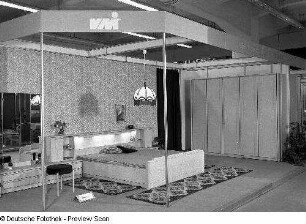 Schlafzimmer (Modell T 23) : Ausstellungskoje des VEB Möbelkombinat Zeulenroda-Triebes (ZEUTRIE) mit Schlafzimmer (Modell T 23)